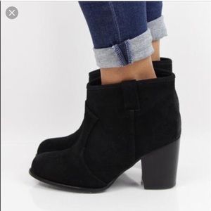 SPLENDID black heeled suede booties size 8.5